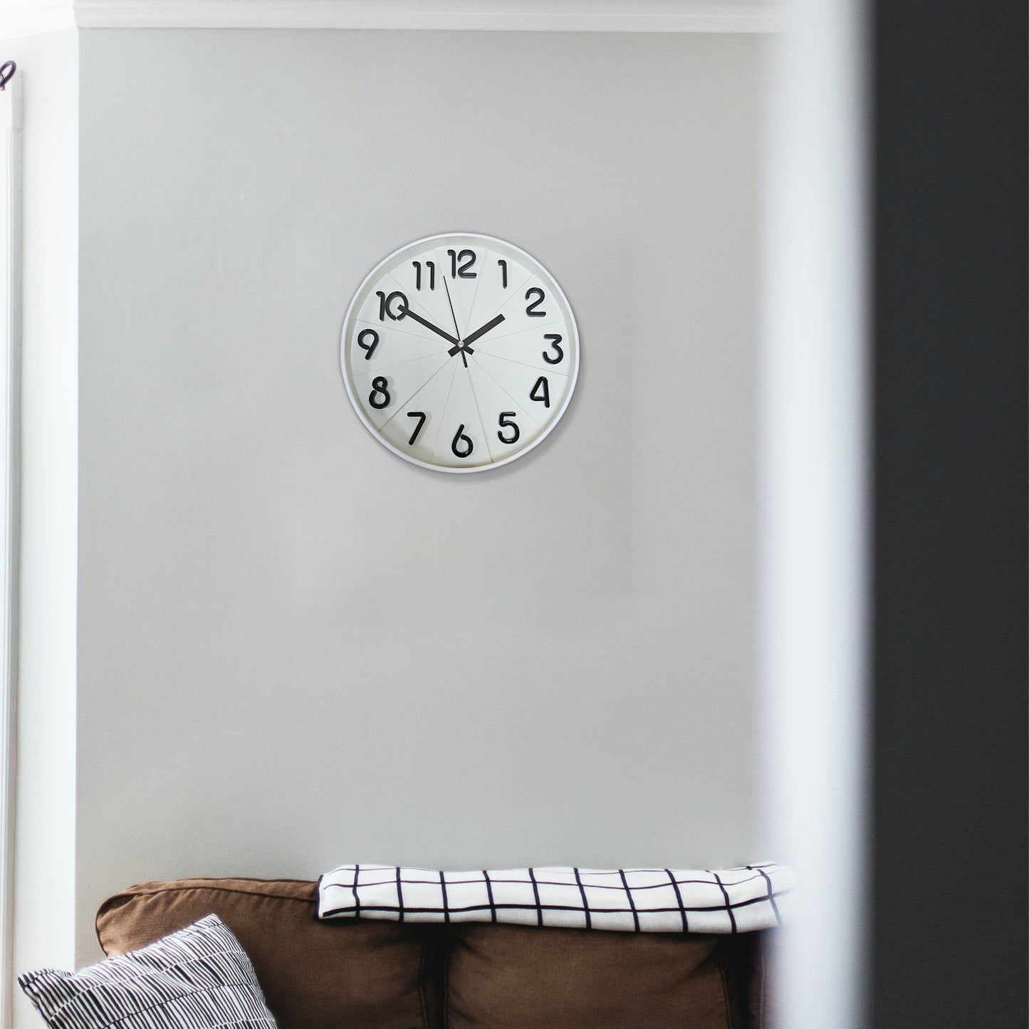 Round wall clock