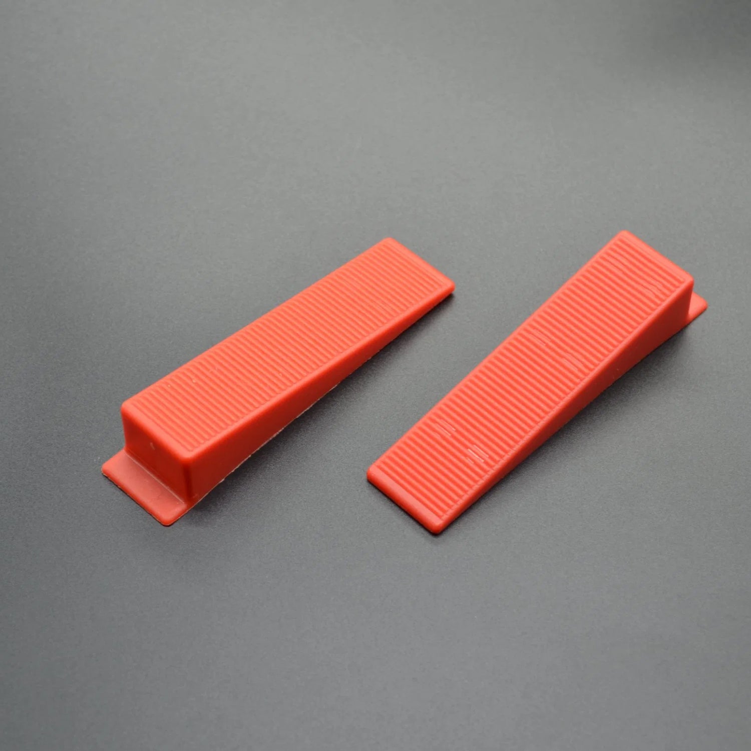 Self leveling tile spacers for hassle-free tiling