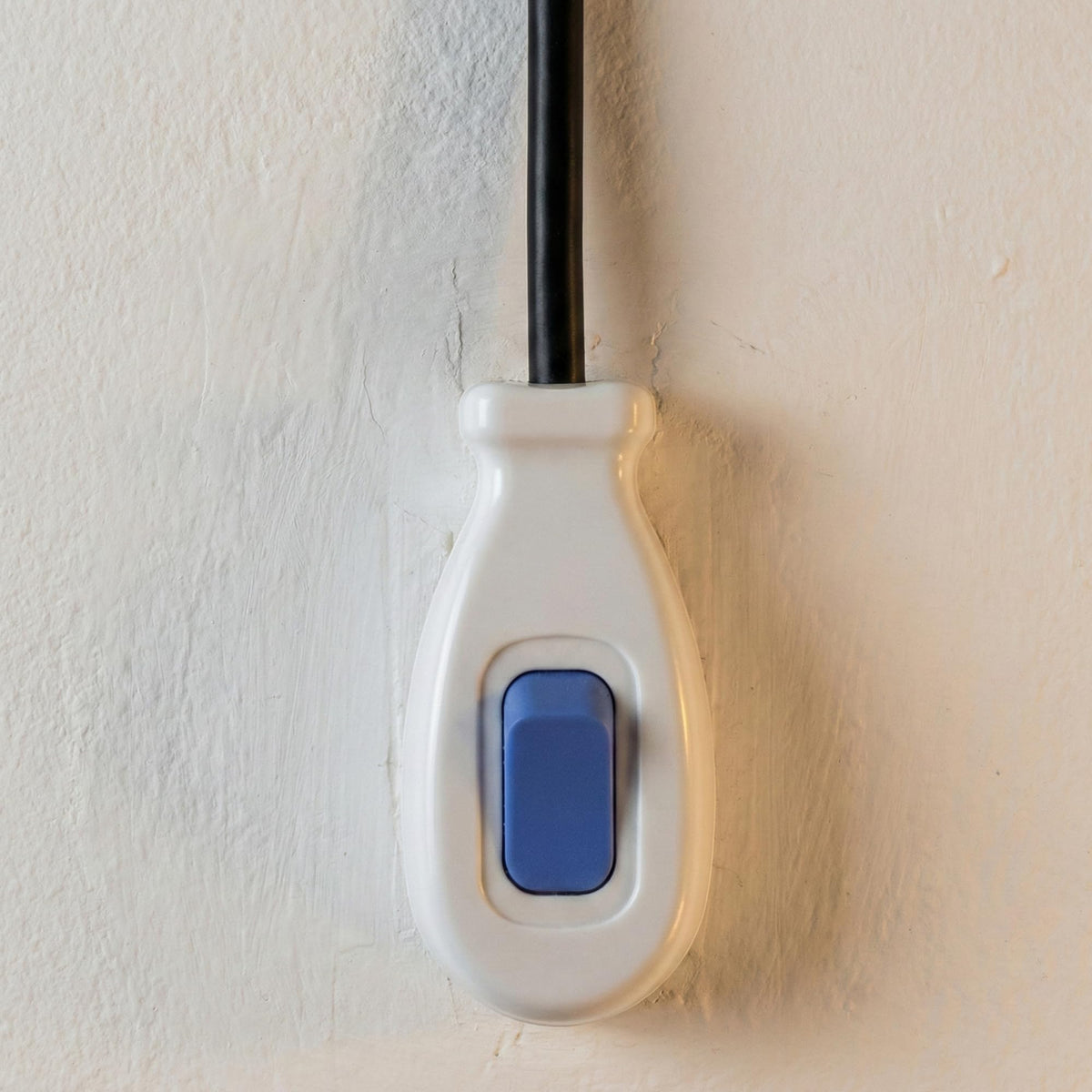 Inline Lamp Switch 16A On/Off – White with Blue Button - photo 3